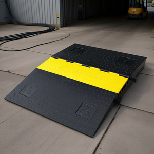 Protector de Cables Tipo Rampa, Capacidad de Carga de 22000 lb, 5 Canales, Plástico, Cumple con ADA, Modelo D0100HPW93Y - Product Image 2