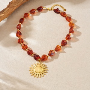 Collana con Perle Acriliche Ambrate Autunnali, Pendente a Girasole in Acciaio Inox Placcato Oro 18K, Design Trendy con Pietre Naturali - Product Image 3