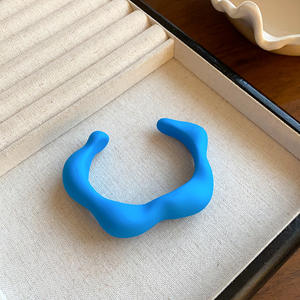 Bracelet mat géométrique en acrylique pour femmes forme irrégulière manchette de mode minimaliste empilable bonbon de bras élégant pour un usage quotidien - Product Image 5