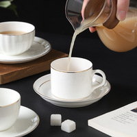 Ensemble de tasses à café en céramique avec bordure dorée, motifs floraux délicats, style luxe léger pour usage commercial, boîte en carton