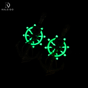 Kaleido เครื่องประดับฮิปฮอปเรืองแสงในชุดสีดำจี้สมอเรือประดับเพชรรูปหางเสือสำหรับผู้ชายจี้ทองขาวชุบ - Product Image 4