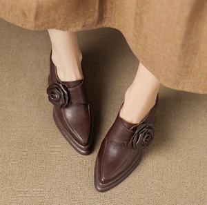 Chaussures en cuir pour femmes à talon haut, style rétro, couleur unie, motif floral, à semelle plate, mi-mollet - Product Image 4