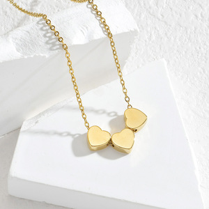Collar con Colgante de Corazón Color Dorado, Collar Minimalista con Cadena de Tres Corazones, Regalo Romántico para Mujer - Product Image 3