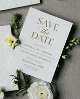Cartes de vœux de mariage de luxe en coton blanc avec typographie dorée et enveloppe gaufrée
