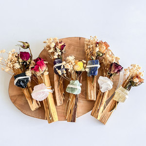 Fleurs de roses séchées et cristaux naturels (bois) en faisceau de Palo Santo biologique artisanal pour les séances d'aromathérapie et de purification spirituelle - Product Image 4