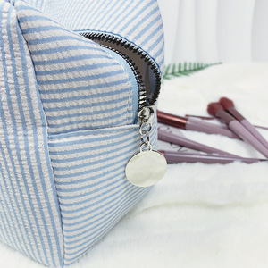 Borsa da Viaggio in Stile Mississippi con Motivo a Righe Indiane, Elegante Pochette per Cosmetici e Trucchi per Weekend - Product Image 2