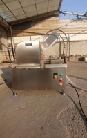 Direct van de fabrikant: op maat gemaakte spanning, verticale automatische kokosnootschil- en snijmachine, motor met 1 jaar garantie voor fruitteelt op boerderijen