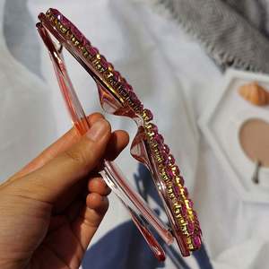 Lunettes de soleil papillon surdimensionnées œil de chat vintage de luxe roses avec strass et diamants pour femme – Collection 2022 - Product Image 3