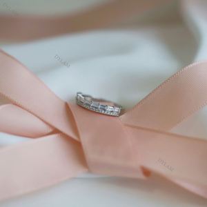 Anillo de Compromiso Dylam con Diamantes para Ella, Anillo de Boda Hecho a Mano en Plata con Iniciales Personalizadas para Parejas - Product Image 4