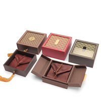 Cofanetto Regalo Artigianale per Gioielli di Stile Orientale con Cassetto a Nappa in Filigrana Dorata Tagliata al Laser e Scatola a Conchiglia con Venature Geometriche del Legno