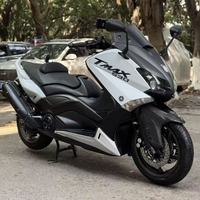 Motocicleta Yamaha TMAX530 de Segunda Mano |   Motor de Dos Cilindros en Paralelo de 530cc |   34kW de Alto Torque |   Velocidad máxima de >80 km/h |   Origen Japón