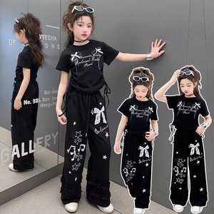 Tenues d'été 2026 pour enfants : Ensemble deux pièces avec t-shirt imprimé lettres et nœud, pantalon large à bordure dentelle pour adolescentes - Product Image 1