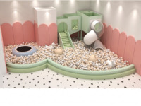 Équipement de jeu intérieur pour enfants au design personnalisé avec toboggan tubulaire vert, fosse à balles beige et sol à pois pour centre commercial