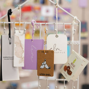 ป้ายแขวนเสื้อผ้าแบบปรับแต่งได้เป็นมิตรกับสิ่งแวดล้อมกระดาษแข็งพิมพ์โลโก้พร้อมชื่อสำหรับกระเป๋าเสื้อผ้ารองเท้าทำจากกระดาษทนทาน - Product Image 5