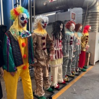 Statischer Horror-Clown Metall-Requisite Halloween-Dekorationen Geisterhaus Lebensgroßer Gruseliger Geist Freizeitpark Wasserdichte Dekoration