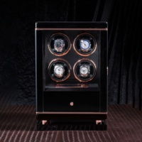 Boîte rotative automatique pour 4 montres, finition grain de bois craquelé noir brillant, intérieur en MDF et simili daim, avec protection