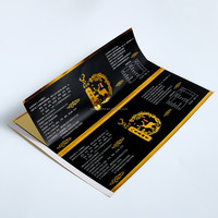 Vinilo Sintético con Acabado Brillante, Resistente al Agua y a Desgarros, con Fondo Negro y Estampado Dorado Personalizado con el Logotipo del Fabricante