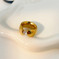 Neuer Modischer Breiter Zirkon-Edelstein-Ring mit Glatter Geometrischer Form aus Edelstahl mit 18k Gold Beschichtung Zertifizierter Schmuck