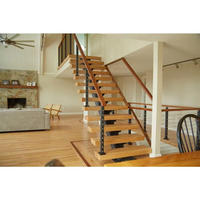 Escalier intérieur en bois foncé à une seule montante, avec poutre en acier