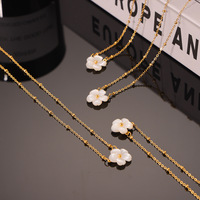 Collier personnalisable en acier inoxydable plaqué or 18K Nom personnalisé Tendance Fleur Design Diamant Accent Cadeau d'anniversaire pour