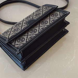 Sac messager pour femme de style vintage. Sac carré avec motifs géométriques. Convient à un usage quotidien. - Product Image 5