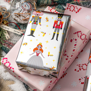 Rollo de Papel de Regalo Navideño Reversible, Metálico, Brillante, Plateado, Diseño de Cascanueces, Rey Ratón, Bailarina con Copo de Nieve - Product Image 1