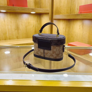 กระเป๋าสะพายทรงสี่เหลี่ยมสไตล์เรโทรสุดหรูสำหรับผู้หญิง กระเป๋าอเนกประสงค์สำหรับใส่เครื่องสำอางบุ PU พร้อมหูหิ้ว - Product Image 6