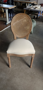 <span class=keywords><strong>Chaise</strong></span> Louis LUS-A007 avec dossier en rotin blanc vieilli ajoute une touche distinctive à la décoration de votre événement - Product Image 6