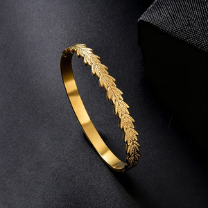 Pulseras y brazaletes de oro fino, pulidos, resistentes al óxido, con un brillo metálico suave y brillante, con un patrón de follaje natural elegante y a la moda. - Product Image 1