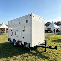Remorque Sanitaire Extérieure Moderne à 3 Cabines, à Essieu Unique, Durable et Portable pour Chantier et Parc