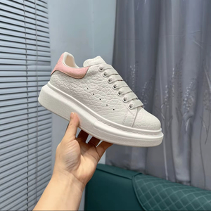 เทรนด์แฟชั่นอเล็กซานเดอร์ปี 2026 รองเท้าหุ้มข้อสูงหนังแท้ Mc. รองเท้าลำลองน้ำหนักเบา พื้นหนา หัวกลม รุ่น Versatile Queen - Product Image 1