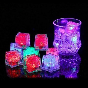 New Arrival Light Up <span class=keywords><strong>Ice</strong></span> Cube <span class=keywords><strong>LED</strong></span> nhấp nháy <span class=keywords><strong>ice</strong></span> <span class=keywords><strong>cubes</strong></span> bé tắm cho trang trí bar Câu lạc bộ Đảng - Product Image 1