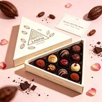 Boîte cadeau en papier rigide de forme triangulaire écologique personnalisée avec insert intérieur, gaufrage en feuille d'or, illustration de fève de cacao pour chocolat