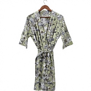 Kimono largo de algodón índigo con estampado floral indio para mujer, hecho a mano, con cierre de cordón, para usar como bata de baño. - Product Image 1