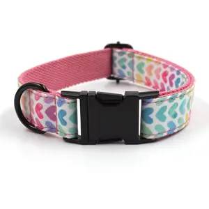 Collare per cani personalizzato per grossisti collare per cani in Nylon colorato con Design a cuore carino collare regolabile per cani fabbrica di accessori per animali domestici