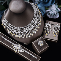 Ensemble de bijoux de créateur en gros : colliers, boucles d'oreilles, bracelets et bagues – Collection de bijoux tendance