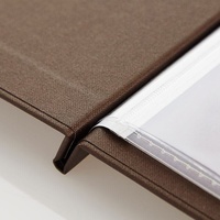 Porte-comptes et porte-menus personnalisés modernes faits à la main en cuir véritable durable avec impression sérigraphique pour hôtels, restaurants et cafés