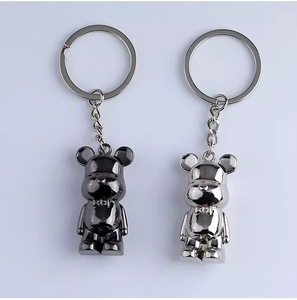 QYS Llavero Metálico 3D Oso Creativo con Mosquetón de Aleación y Logo Personalizado - Product Image 1