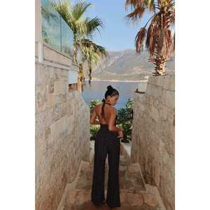 Combinaison noire à pois avec détail rose, taille haute, coupe ample - Vêtement de fitness style club pour femme, tricot ajouré pour l'été - Product Image 1