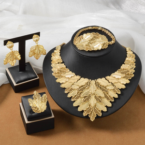 Juego de Joyería de Moda, Chapado en Oro de 18k, Cobre con Circonita, Collar, Pulsera, Anillo y Aretes - Product Image 1