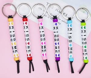 Llavero con letras acrílicas KISS ME, logotipo de letra inicial personalizado, llavero con cuentas, regalo, joyería promocional barata - Product Image 5