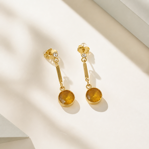 Boucles d'oreilles pendantes en zircon ambré, en acier inoxydable plaqué or 14 carats sous vide, avec serti rond et design linéaire - Product Image 1