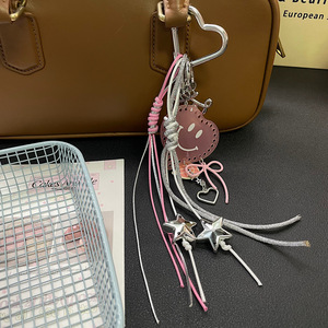 Llavero con Cadena y Colgante de Corazón Rosa Degradado con Fresas para Estuche de Teléfono, Llavero para AirPods, Adorno Colgante para Auriculares - Product Image 4