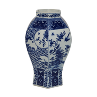Vase hexagonal bleu et blanc peint à la main avec motif multi-scènes