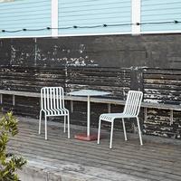 Chaises d'extérieur minimalistes en fer forgé blanc pour patio et balcon, idéales pour l'extérieur dans les salons de thé et les cafés
