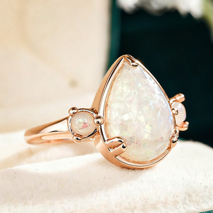 Anello da donna con pietra a goccia iridescente, gioiello da dito minimalista ed elegante - Product Image 4