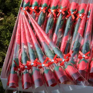 Kunstrosen und Bogen machen ein Geschenk für Mütter am Valentinstag: Nelken
