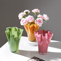 Vase émaillé coloré de style nordique avec un motif en forme de chou comme pièce décorative. Un design haut de gamme et de niche