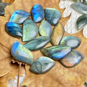 Accesorios DIY al por mayor de labradorita pulida estilo bohemio en forma de hoja, piedra de cristal natural curativa para decoración del hogar y regalos - Product Image 3
