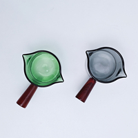Vaso medidor de vidrio verde de 75 ml / 2.2 oz con un solo mango de madera para extractos de sabor, alimentos, concentrados de café y bebidas espirituosas.